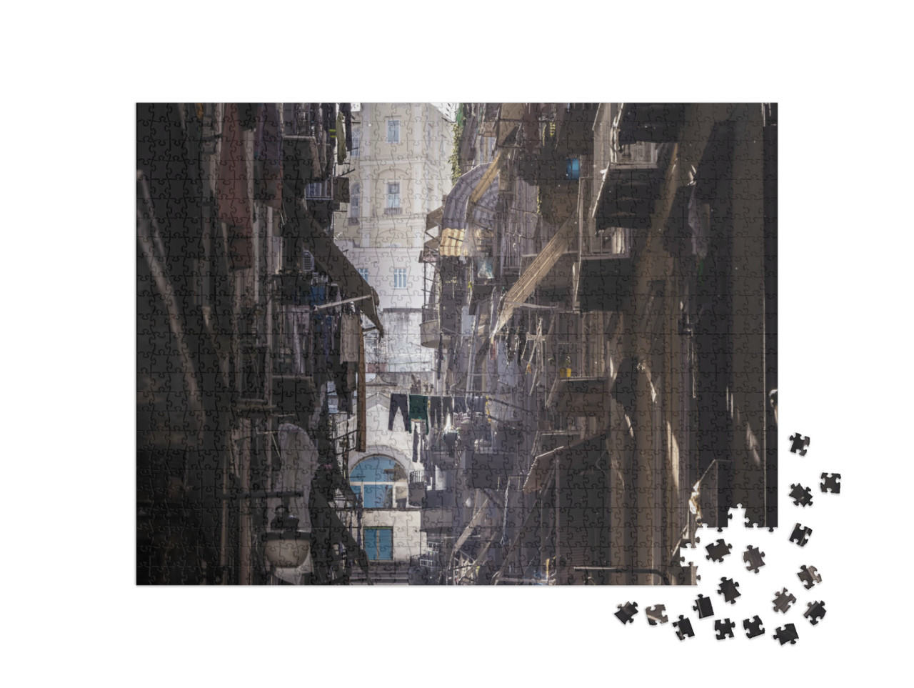 Puzzle 1000 pezzi „Napoli: veduta stradale del centro storico, strada stretta, vicolo tra i quartieri più frequentati“