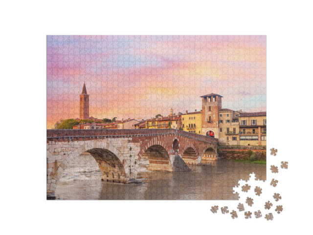 Puzzle 1000 pezzi „Famoso simbolo di Verona. Ponte di Pietra sul fiume Adige durante un'alba colorata“