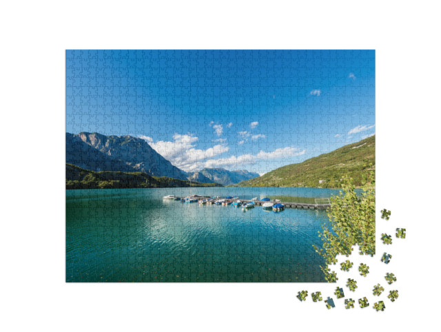 Puzzle 1000 pezzi „Lago di Cavedine piccolo lago alpino in Trentino Alto Adige, Italia, Europa“