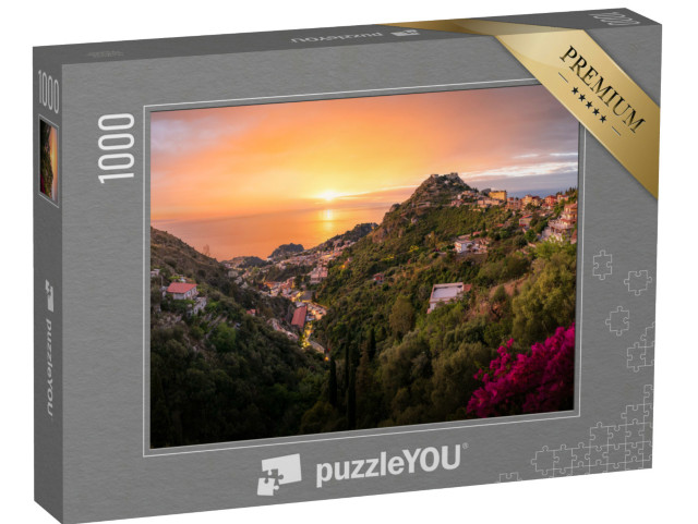 Puzzle 1000 pezzi „Il tramonto su Taormina, in Sicilia, mostra il pittoresco villaggio collinare e lo scenario mediterraneo.“