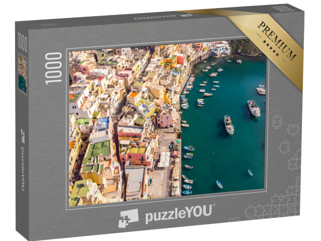 Puzzle 1000 pezzi „Vista aerea da drone del villaggio di pescatori della Corricella a Procida, Napoli, Italia“