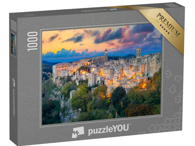 Puzzle 1000 pezzi „Vista panoramica di Sorano al tramonto con antichi edifici tradizionali e luminarie, Toscana, Italia“