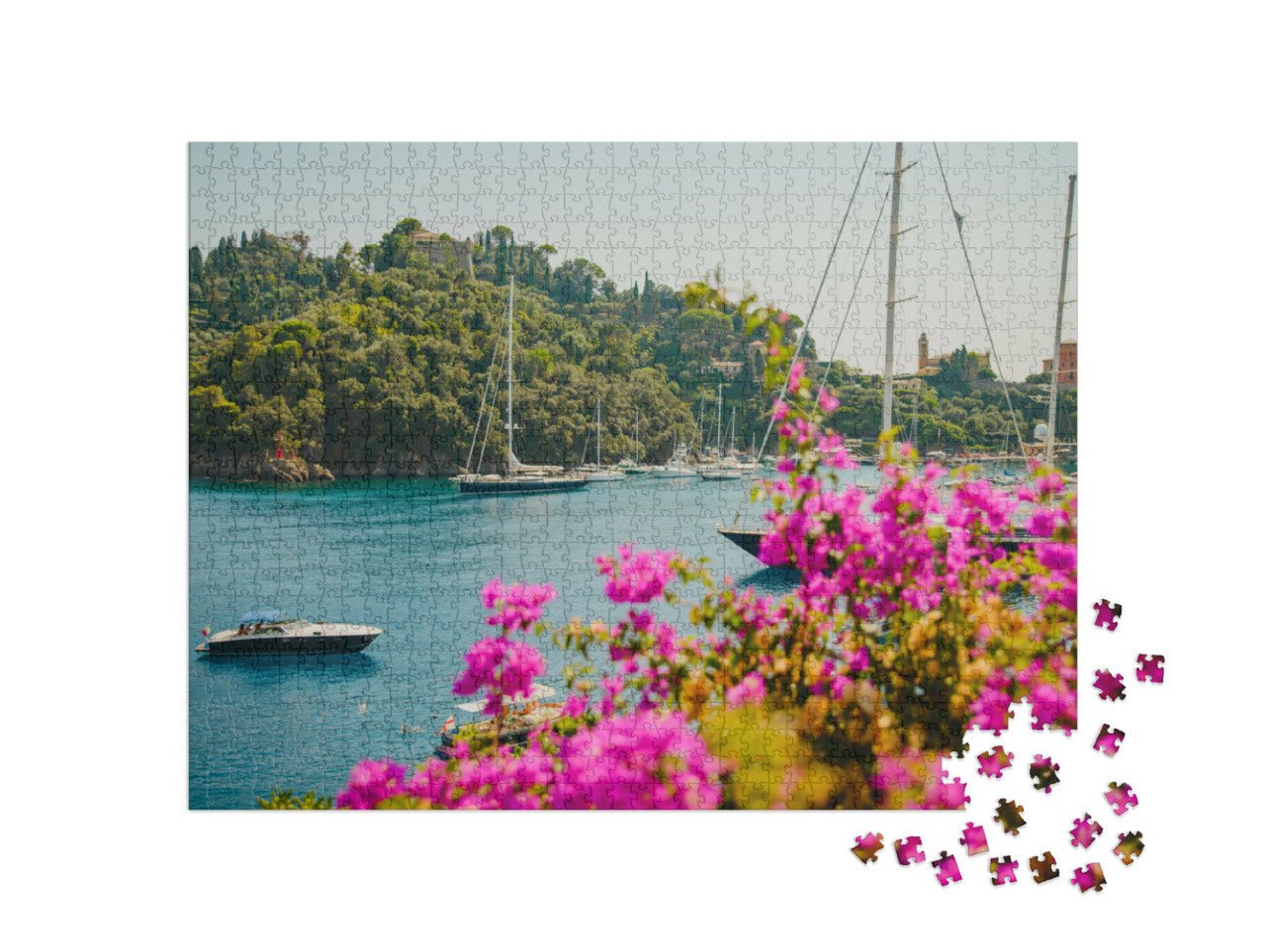 Puzzle 1000 pezzi „Paesaggio panoramico. Cielo blu, mare azzurro, yacht, fiori rosa acceso. Località turistica - Portofino“