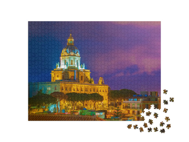 Puzzle 1000 pezzi „Messina, Sicilia, Italia. La cupola della Chiesa di Cristo Re che domina la città illuminata di notte“