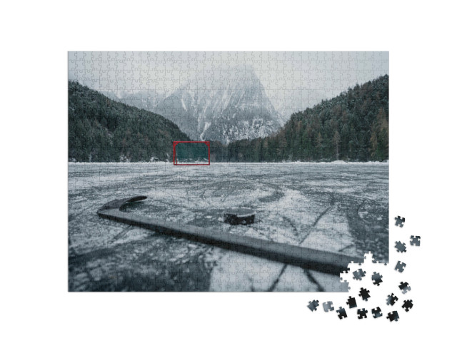 Puzzle 1000 pezzi „Gol di hockey su ghiaccio in una pista vuota all'aperto“