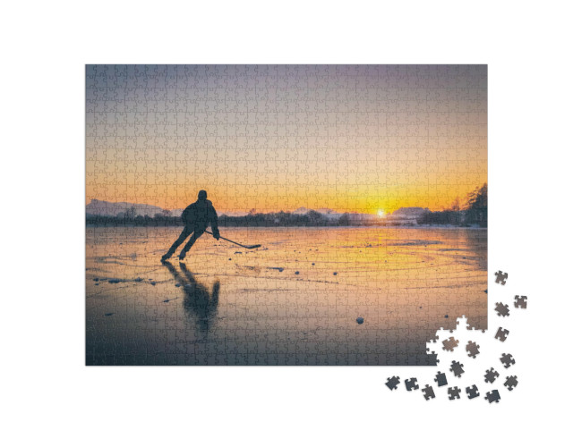 Puzzle 1000 pezzi „Silhouette di un giovane giocatore di hockey su ghiaccio su un lago ghiacciato“