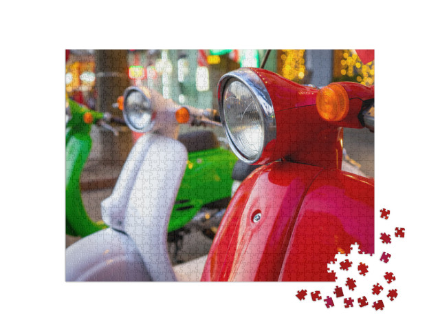 Puzzle 1000 pezzi „Scooter vintage retrò vicino a un ristorante italiano. Un moderno mezzo di trasporto personale.“