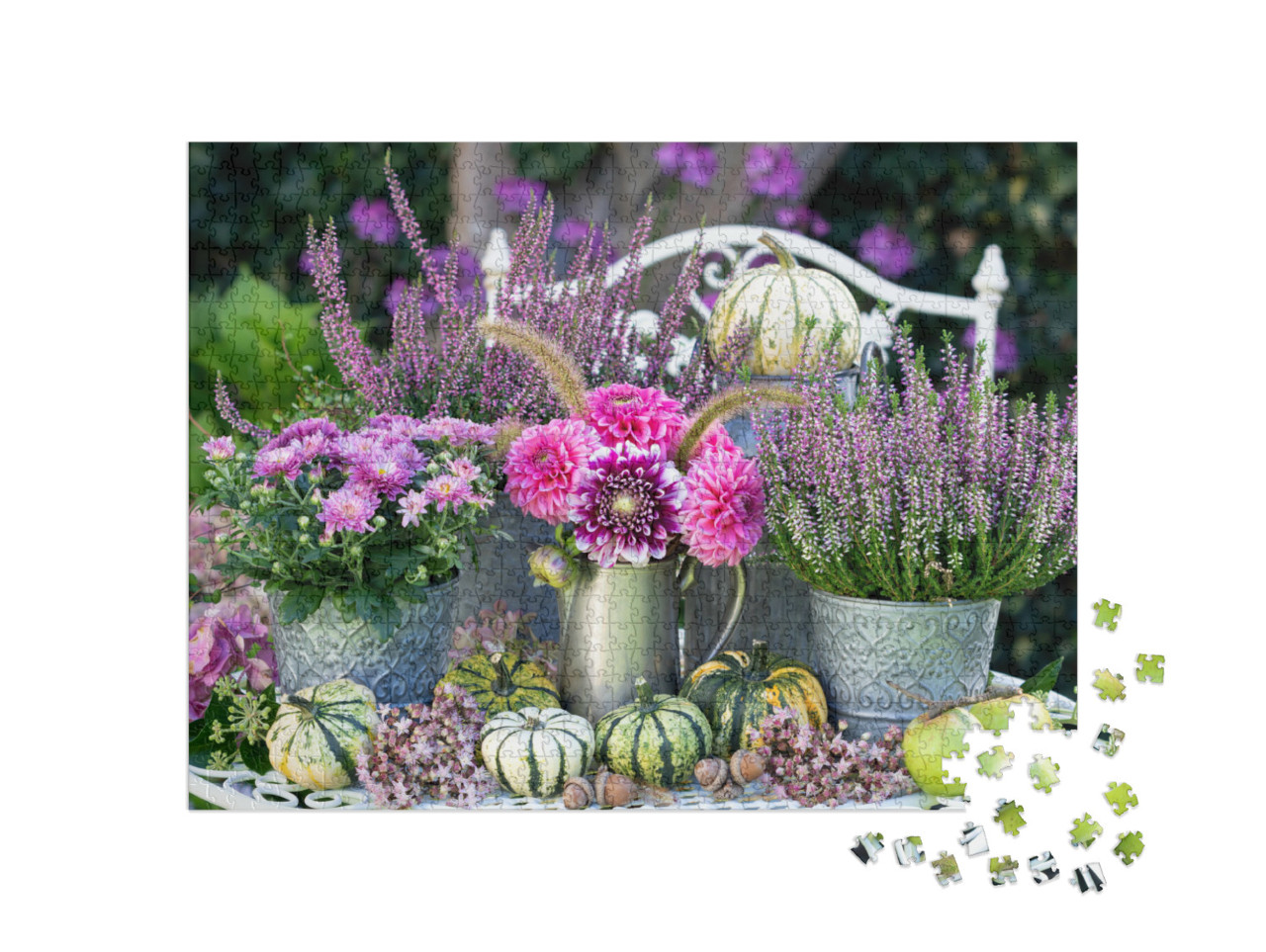 Puzzle 1000 pezzi „Decorazione da giardino a base di dalie rosa, fiori autunnali e zucche“