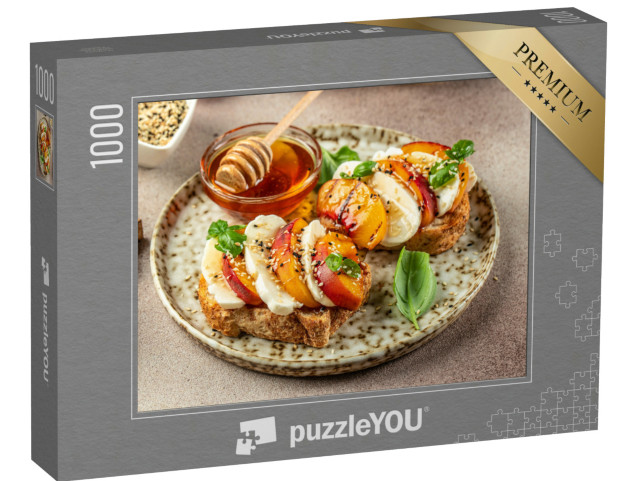 Puzzle 1000 pezzi „Toast con insalata caprese di pesche grigliate e mozzarella. Concetto di cibo delizioso ed equilibrato“