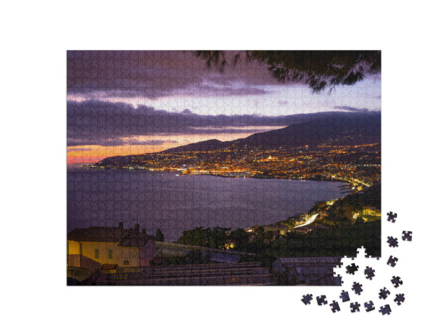 Puzzle 1000 pezzi „Vista panoramica di Sanremo e della costa ligure di notte“