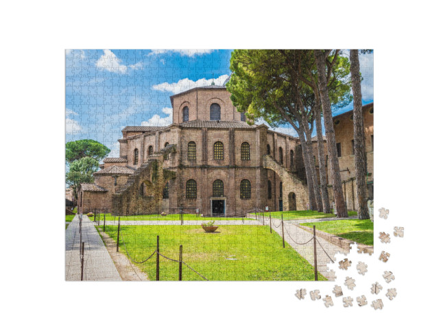 Puzzle 1000 pezzi „Una veduta del giardino sul retro della Basilica di San Vitale a Ravenna, in Italia, in estate“