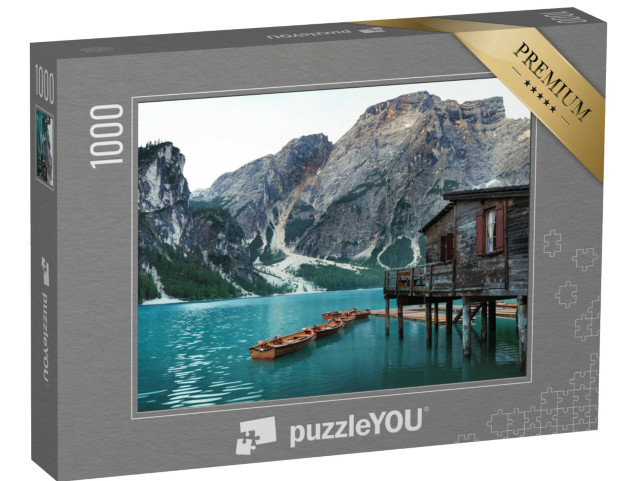 Puzzle 1000 pezzi „Lago di Braies nelle Dolomiti con sentiero forestale sullo sfondo, Alto Adige, Italia“