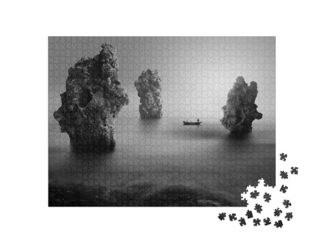 Puzzle 1000 pezzi „Pescatore solitario tra le rocce del mare“