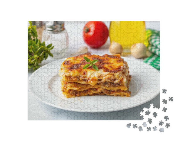 Puzzle 1000 pezzi „Porzione di lasagne di manzo tritato, condite con formaggio fuso e guarnite di prezzemolo fresco“