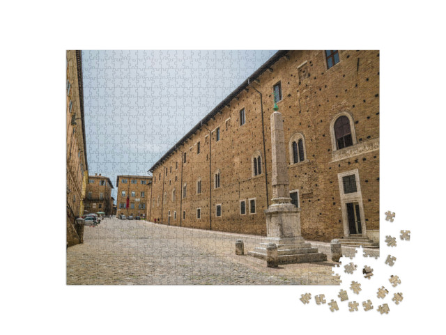 Puzzle 1000 pezzi „Una veduta di via Puccini, nel centro della città di Urbino, in estate.“