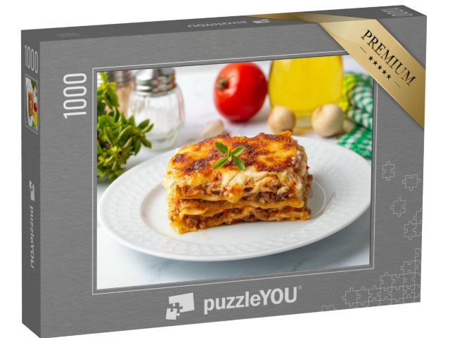 Puzzle 1000 pezzi „Porzione di lasagne di manzo tritato, condite con formaggio fuso e guarnite di prezzemolo fresco“