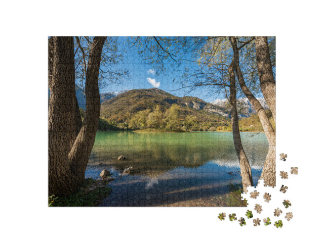 Puzzle 1000 pezzi „Lago di Tenno, piccolo e bellissimo lago delle Alpi italiane con un'isola. Provincia di Trento“