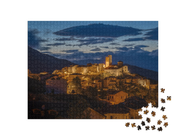 Puzzle 1000 pezzi „Il borgo di Castel del Monte si trova nel Parco Nazionale del Gran Sasso, in Abruzzo.“