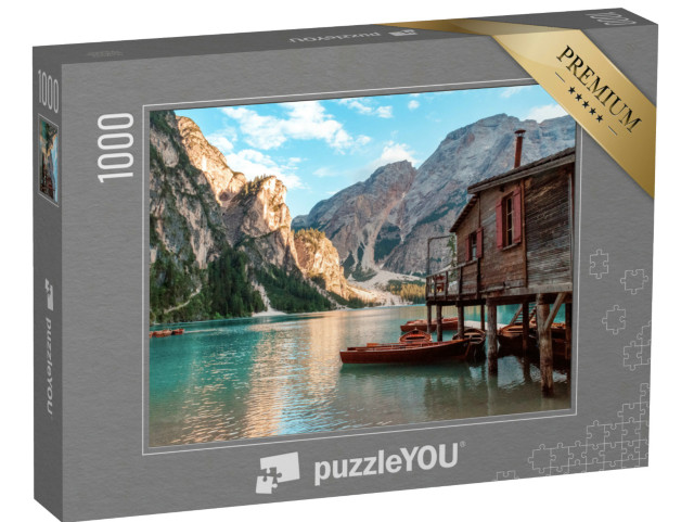 Puzzle 1000 pezzi „Lago di Braies nelle Dolomiti. Ormeggio con antiche e romantiche barche a remi in legno sul lago“