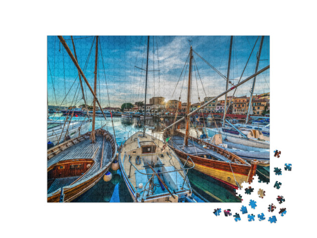 Puzzle 1000 pezzi „Barche di legno nel porto di La Maddalena, Sardegna, Italia“