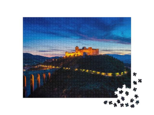 Puzzle 1000 pezzi „Tramonto sul castello evidenziato a Spoleto, Italia“