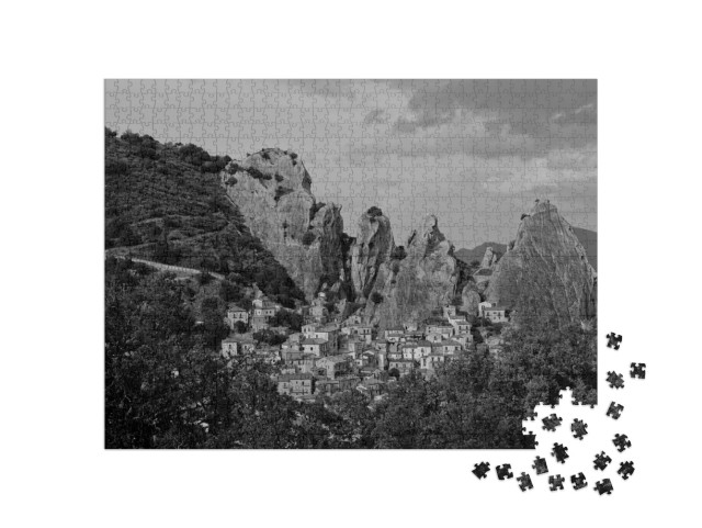Puzzle 1000 pezzi „Castelmezzano, l'antico borgo immerso nei tipici panorami delle Dolomiti Lucane, Italia“