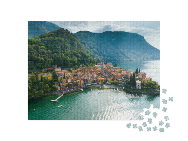 Puzzle 1000 pezzi „Volo sopra le case colorate del villaggio di Varenna sul Lago di Como, Italia“