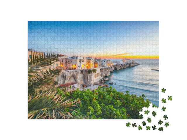 Puzzle 1000 pezzi „Vieste - beautiful coastal town on the rocks in Apulia. The church of San Francesco di Vieste“