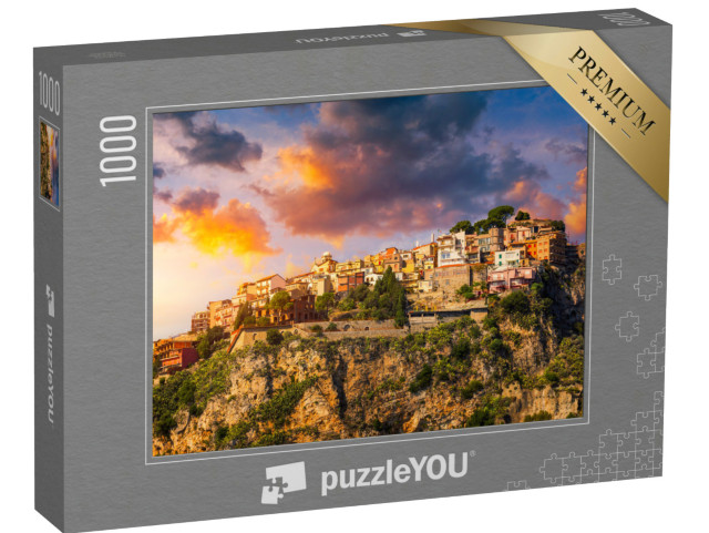 Puzzle 1000 pezzi „Castelmola: tipico villaggio siciliano su una montagna, vicino a Taormina, Sicilia“