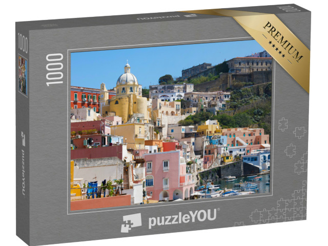 Puzzle 1000 pezzi „Vista del Santuario S. Maria delle Grazie Incoronata e delle case colorate sulla Corricella a Procida“
