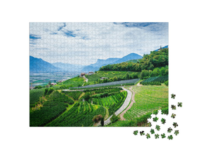 Puzzle 1000 pezzi „Escursione sulla roggia di Marlengo, vista sui vigneti e sulla città di Merano in Alto Adige“