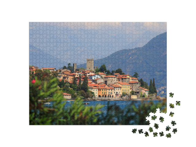 Puzzle 1000 pezzi „San Siro sul lago di Como con il castello e l'antica fortezza di Rezzonico“