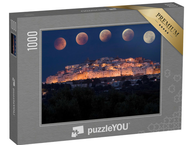 Puzzle 1000 pezzi „Ostuni di notte, la città bianca della Puglia, con l'eclisse totale“