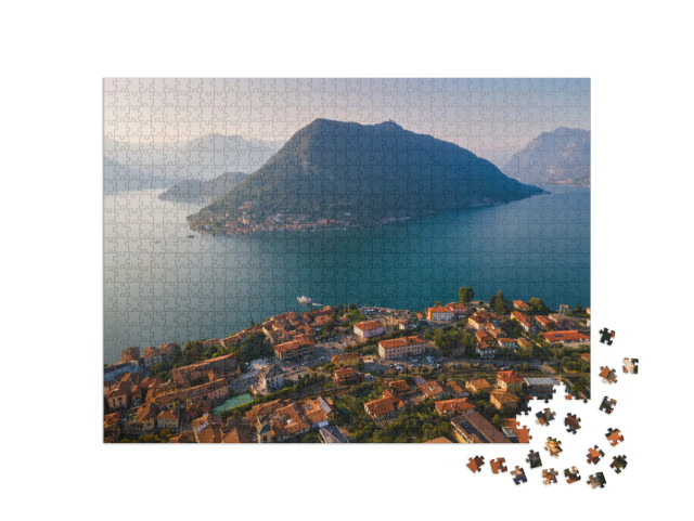 Puzzle 1000 pezzi „Vista aerea di Monte Isola e Sulzano, provincia di Brescia, Lombardia, Italia.“