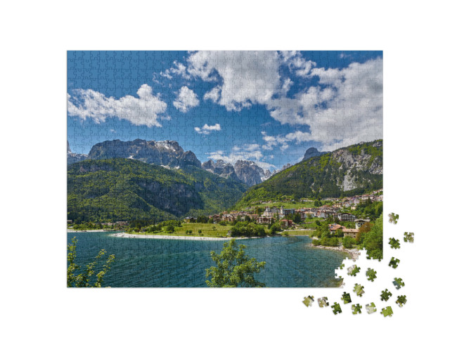 Puzzle 1000 pezzi „Veduta aerea della bellissima città di Molveno e del lago di Molveno, un lago alpino in Trentino“