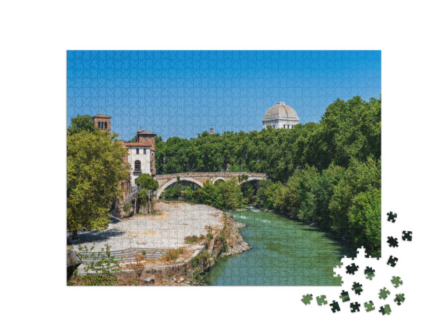 Puzzle 1000 pezzi „Una vista pittoresca del Tevere con edifici storici e un ponte a Roma“