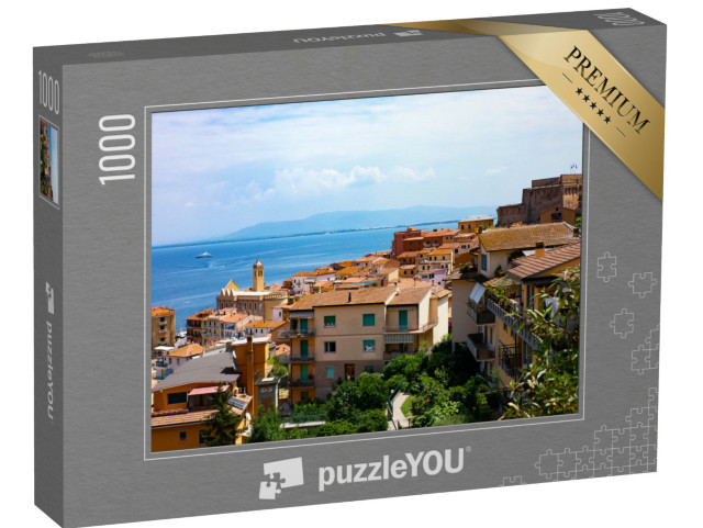 Puzzle 1000 pezzi „Italia, Porto Santo Stefano, vista panoramica della città sul mare, con la fortezza spagnola sullo sfondo“