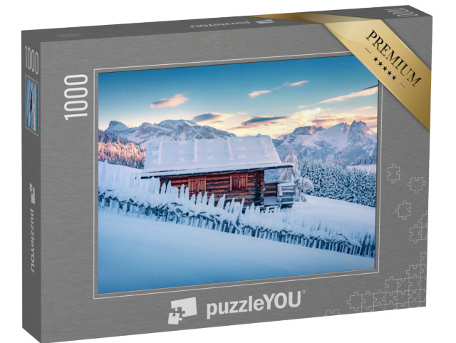 Puzzle 1000 pezzi „Baita in legno sulla collina del villaggio dell'Alpe di Siusi. Alba invernale innevata nelle Dolomiti“