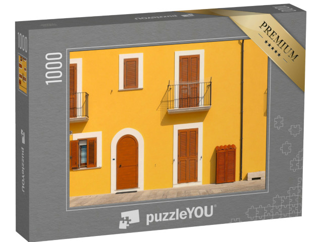 Puzzle 1000 pezzi „Una pittoresca facciata gialla con porte, balconi e finestre marroni nel centro storico di Termoli“
