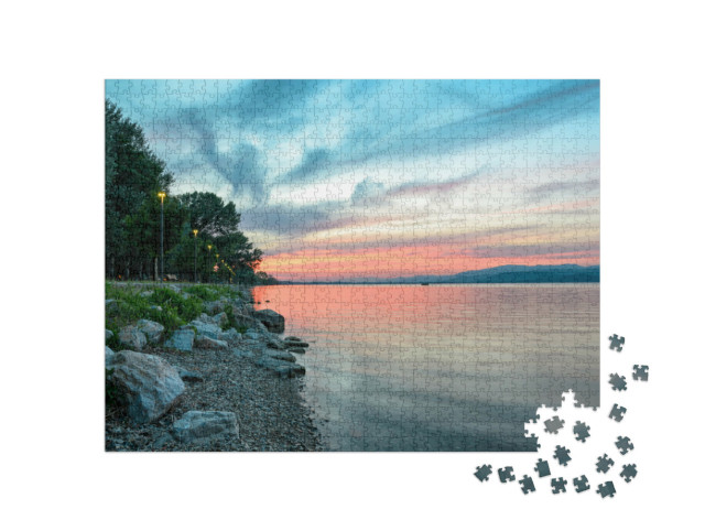 Puzzle 1000 pezzi „Lago Trasimeno (Umbria) Panorama a Castiglione del Lago“
