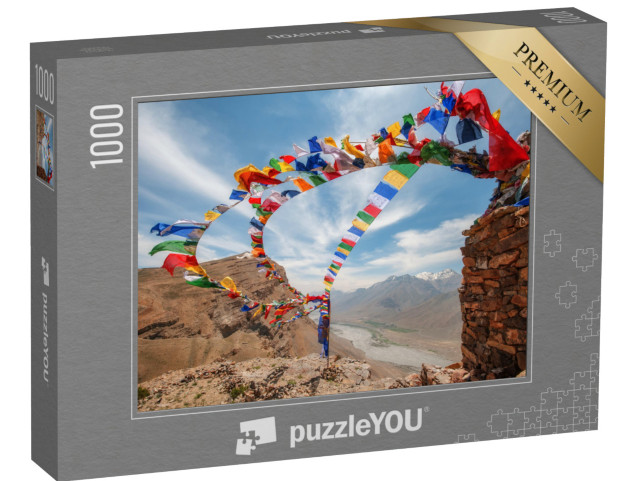 Puzzle 1000 pezzi „Le tipiche e colorate bandiere mantra tibetane sventolano al vento, Tibet“