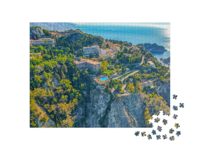 Puzzle 1000 pezzi „Veduta aerea del teatro antico di Taormina con l'Etna sullo sfondo, Sicilia, Italia“