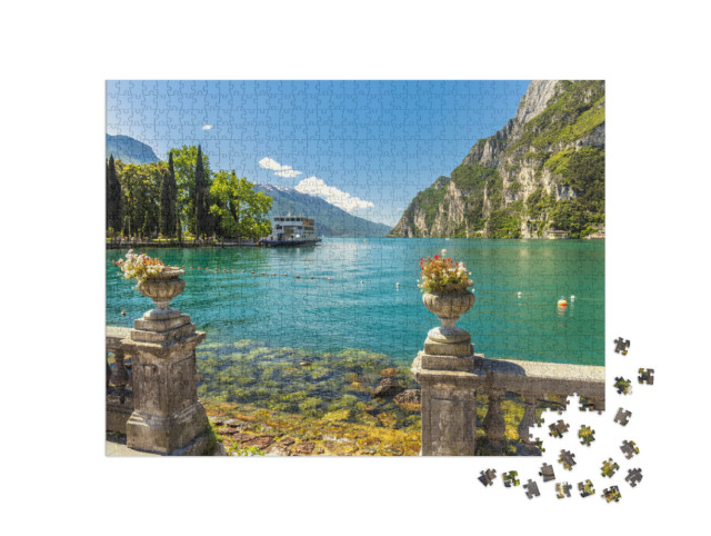 Puzzle 1000 pezzi „Lago di Garda con montagne sullo sfondo, vista dalla riva di Riva del Garda, Italia, Europa.“