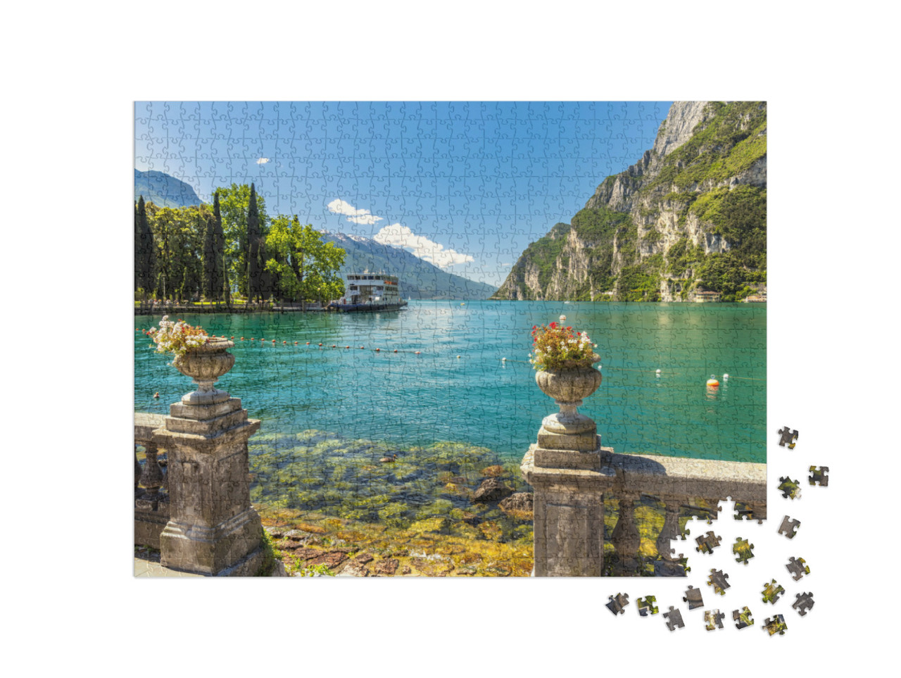 Puzzle 1000 pezzi „Lago di Garda con montagne sullo sfondo, vista dalla riva di Riva del Garda, Italia, Europa.“