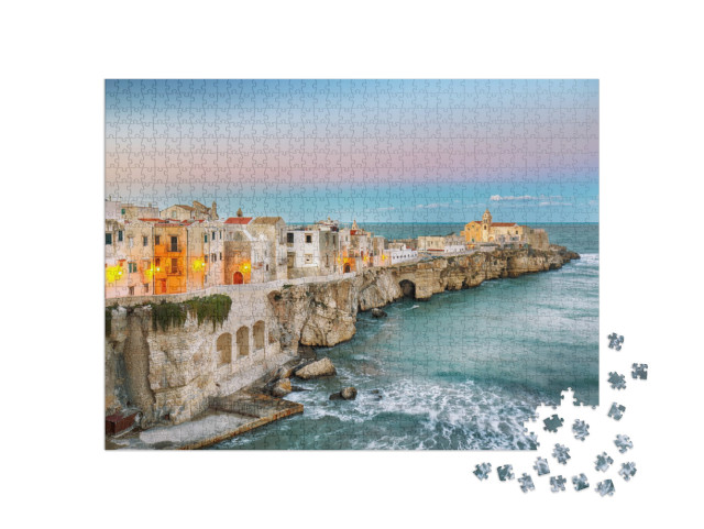 Puzzle 1000 pezzi „Vieste - splendida città costiera sugli scogli in Puglia. La chiesa di San Francesco di Viest“