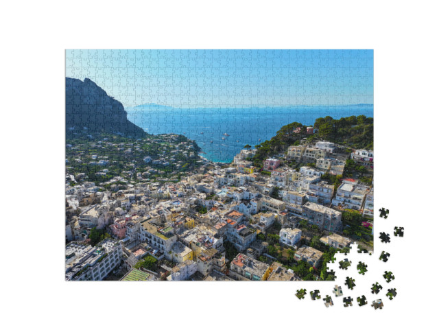 Puzzle 1000 pezzi „Vista dall'alto di Capri con barche e yacht, Costiera Amalfitana, Italia“
