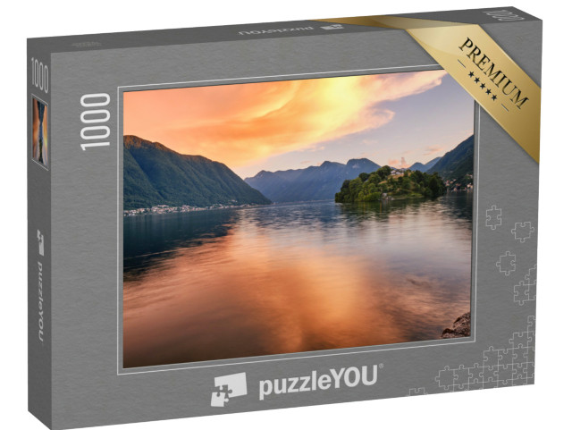 Puzzle 1000 pezzi „Isola Comacina al tramonto, circondata da nuvole arancioni e riflessi colorati dell'acqua, Lago di Como“