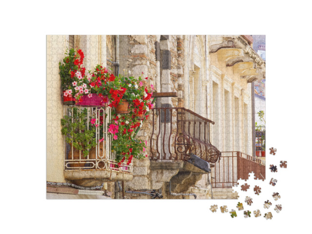 Puzzle 1000 pezzi „Facciate di edifici e balconi di Taormina pieni di fiori di bouganville in una soleggiata giornata estiva“
