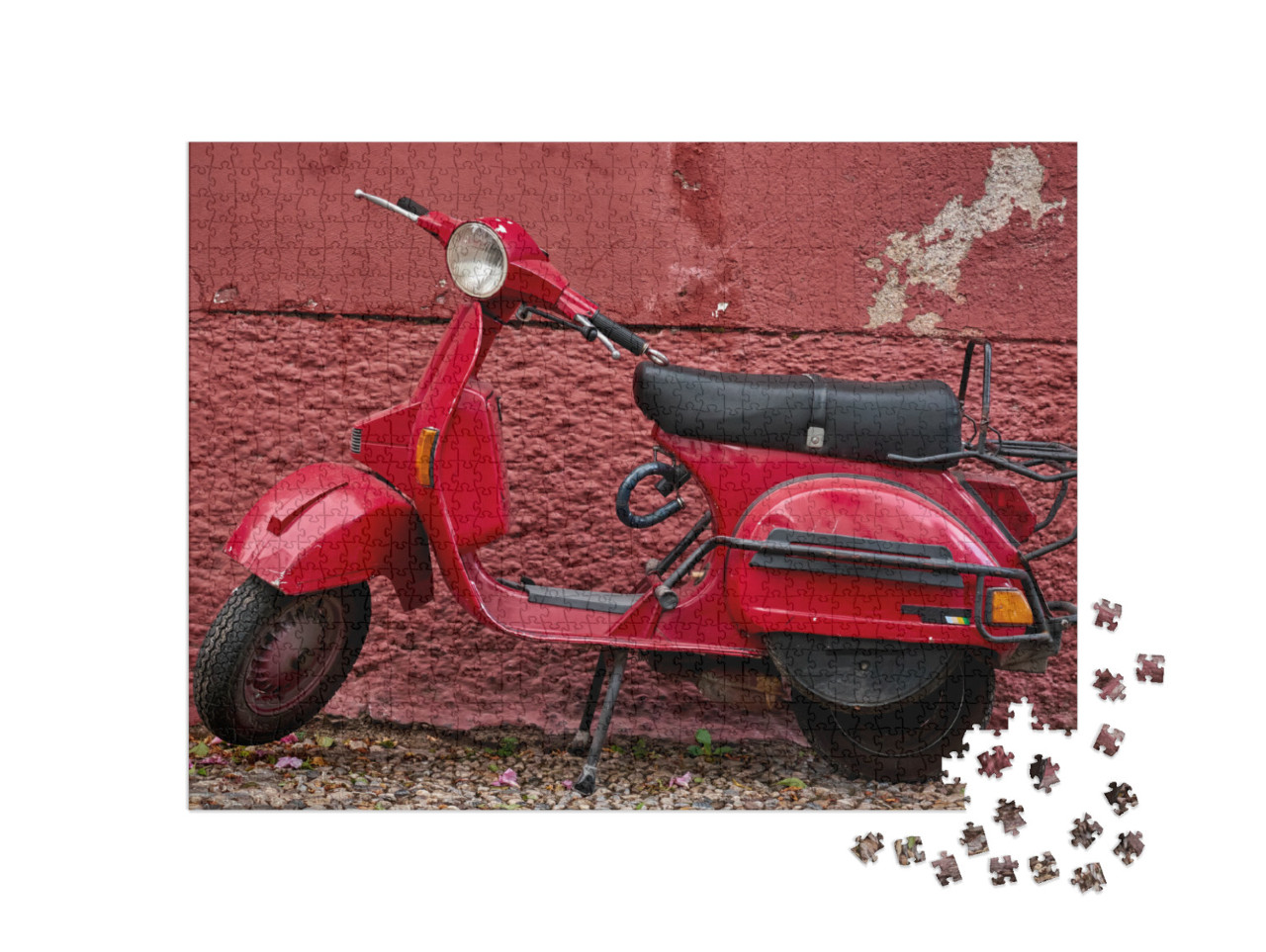 Puzzle 1000 pezzi „Scooter rosso parcheggiato accanto al muro rosso nella strada vuota“