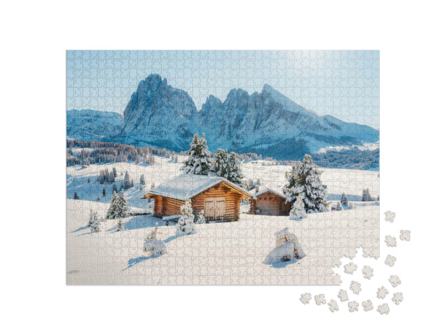 Puzzle 1000 pezzi „Paesaggio pittoresco con piccola capanna di legno sull'Alpe di Siusi all'alba, Dolomiti“